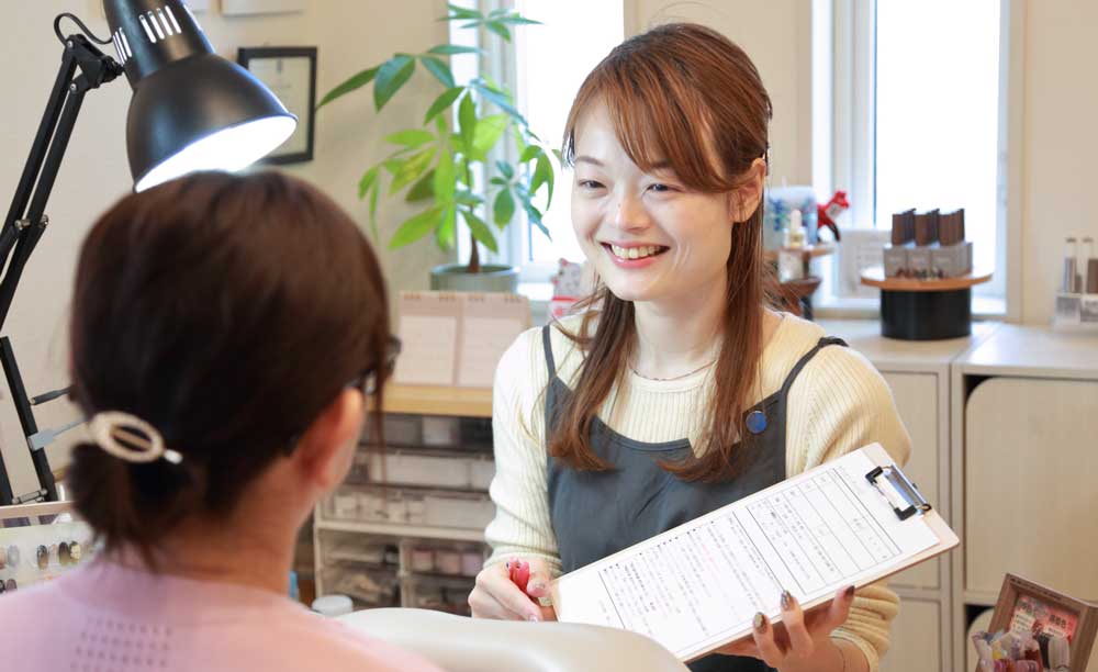 【南流山プライベートネイルサロン】大人女性のための季節のネイル 伝統色と二十四節気｜meguriめぐり｜40代 50代 シニア｜カウンセリングの様子