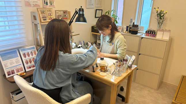 【南流山ネイルサロン】meguriめぐり-季節のネイル-伝統色と二十四節気-施術時の様子