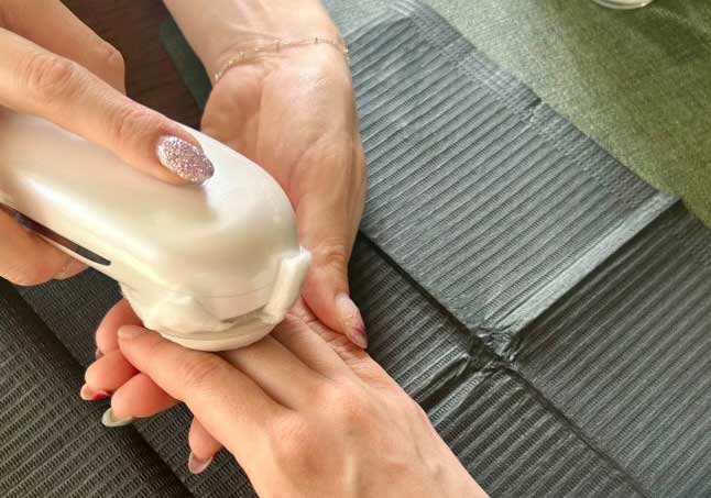 【南流山ネイルサロン】meguriめぐり-季節のネイル-伝統色と二十四節気-『手の病院サロン』ハンドトリートメント施術の様子