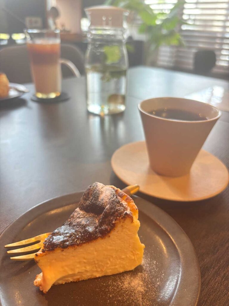 アーチザンのハンドドリップ珈琲（グアテマラ）とバスクチーズケーキ