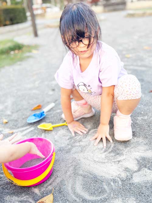 流山の知育ベビーシッター 流山おおたかの森子育てサポートR&mo:れいこ先生と砂遊び