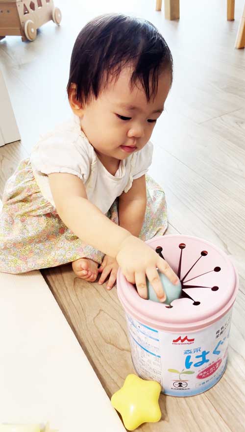 流山の知育ベビーシッター 流山おおたかの森子育てサポートR&mo:れいこ先生の知育玩具で遊ぶ様子