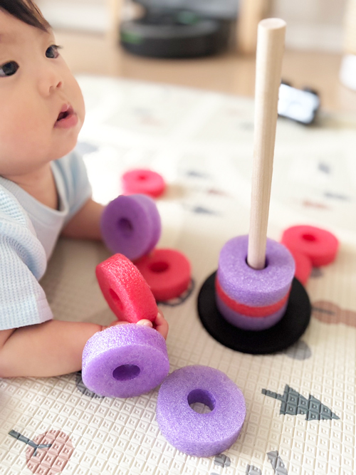 流山の知育ベビーシッター 流山おおたかの森子育てサポートR&mo:れいこ先生の手作り知育玩具で遊ぶ様子