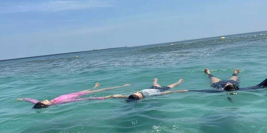 【水難事故防止】学校の水泳授業代替・ライフジャケットレンタルのAQUA SALUS：もしもの時、「泳げる」だけでは身を守れない。必要なのは「ういてまて」の技術。