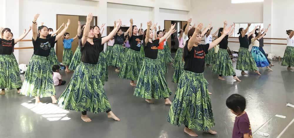 流山市・流山おおたかの森のフラダンス教室：ナーヴェヒポーマイカイワヒネクラスレッスンの様子