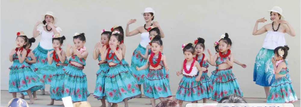 流山市・流山おおたかの森のフラダンス教室：ナーヴェヒポーマイカイ親子フラステージの様子