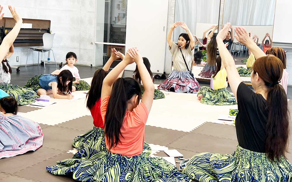 流山市・流山おおたかの森のフラダンス教室：ナーヴェヒポーマイカイ親子フラダンス教室の様子