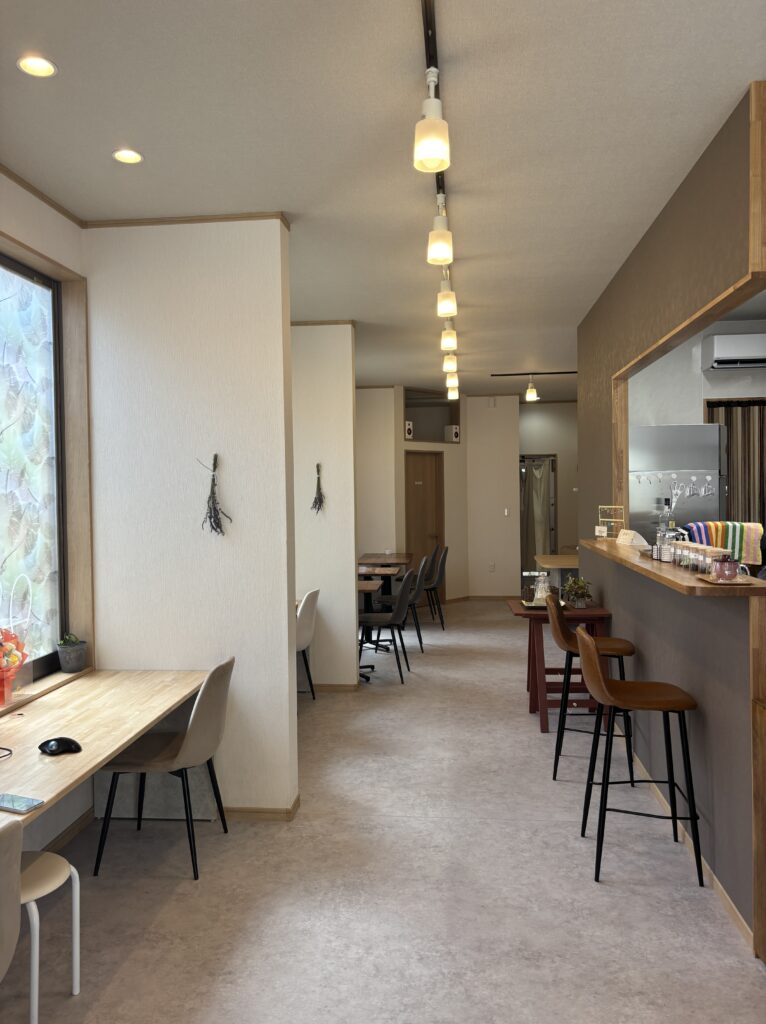 初石駅から徒歩３分・カフェラボの店内はコワーキングスペースとしても最適