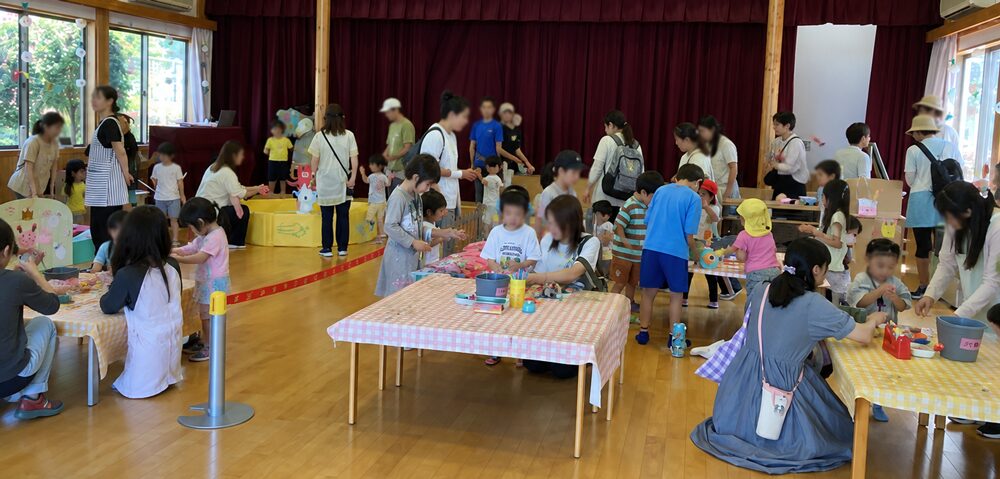 附属幼稚園の子どもの庭マルシェ:屋内会場の様子