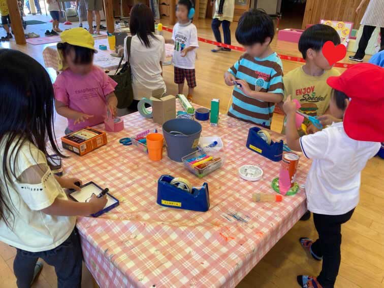附属幼稚園の子どもの庭マルシェ:屋内会場の様子(空き箱工作)