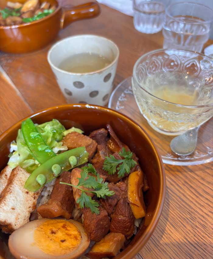 KIJI CAFEのルーロー飯ハーフサイズとゆず蜂蜜茶のランチセット