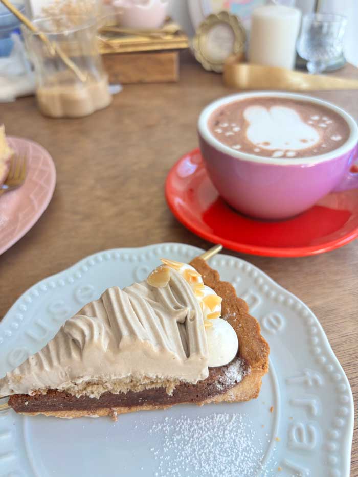 cafe merciのラテアートドリンクとケーキ